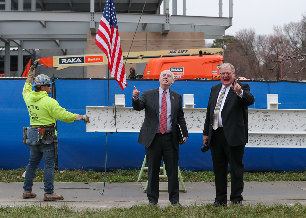 UNMC Chancellor Dr. Jeff Gold, center, and UNK Chancellor Doug Kristensen, right, lead a countdown during Monday’s beam-raising ceremony for the new Rural Health Education Building. (Photos by Erika Pritchard, UNK Communications)