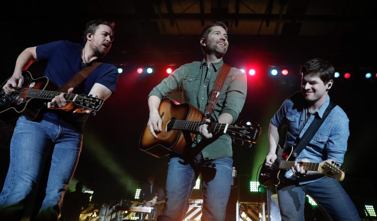 PHOTO GALLERY: Josh Turner concert with Whiskey Bent – UNK News