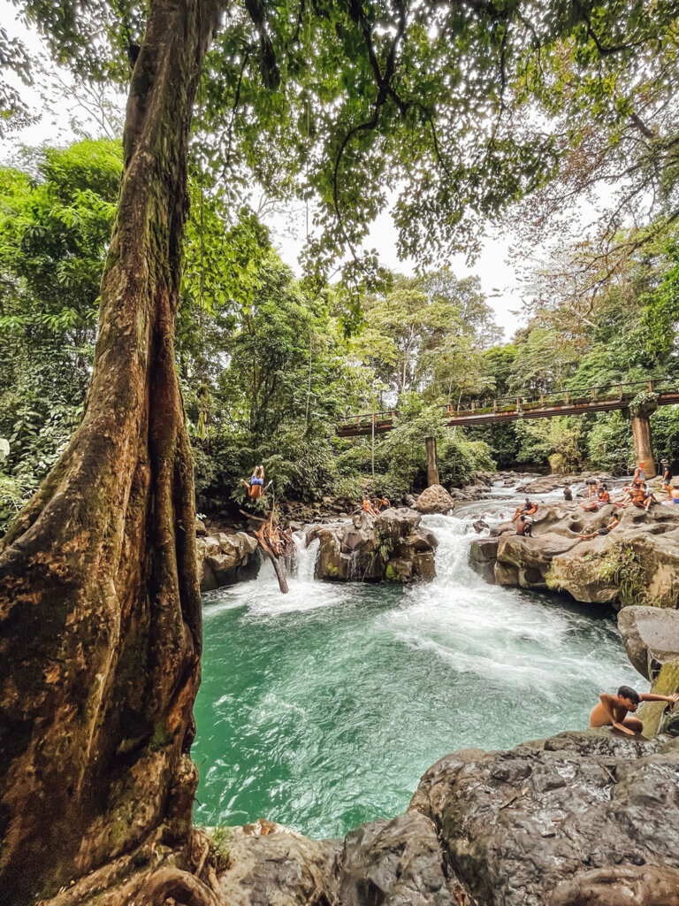 La aventura en Costa Rica incluyó una parada en esta cascada con un columpio de cuerda.