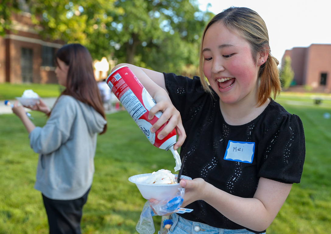 UNK Global pořádá různé akce, které spojují mezinárodní a místní studenty, včetně zmrzlinového společenského setkání na podzim.