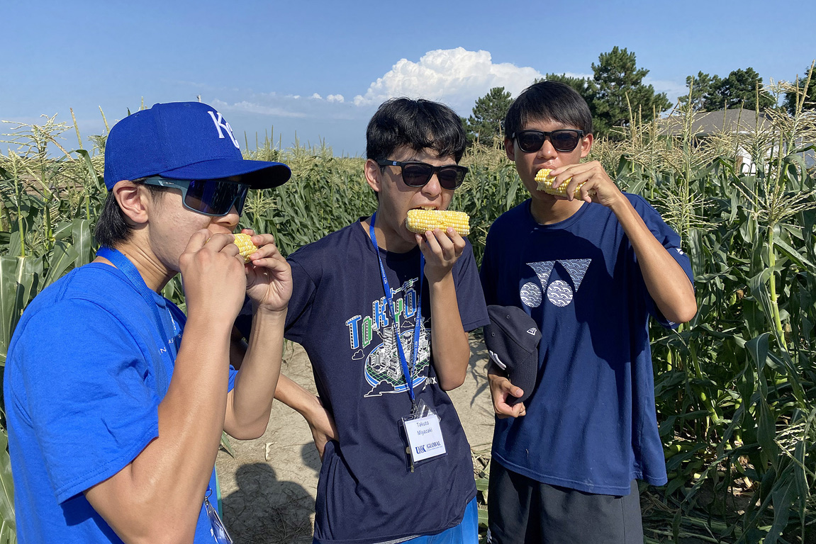 Úvodní tábor Future Global Leaders Camp zahrnoval různé kulturní zážitky, jako je sběr a konzumace kukuřice.