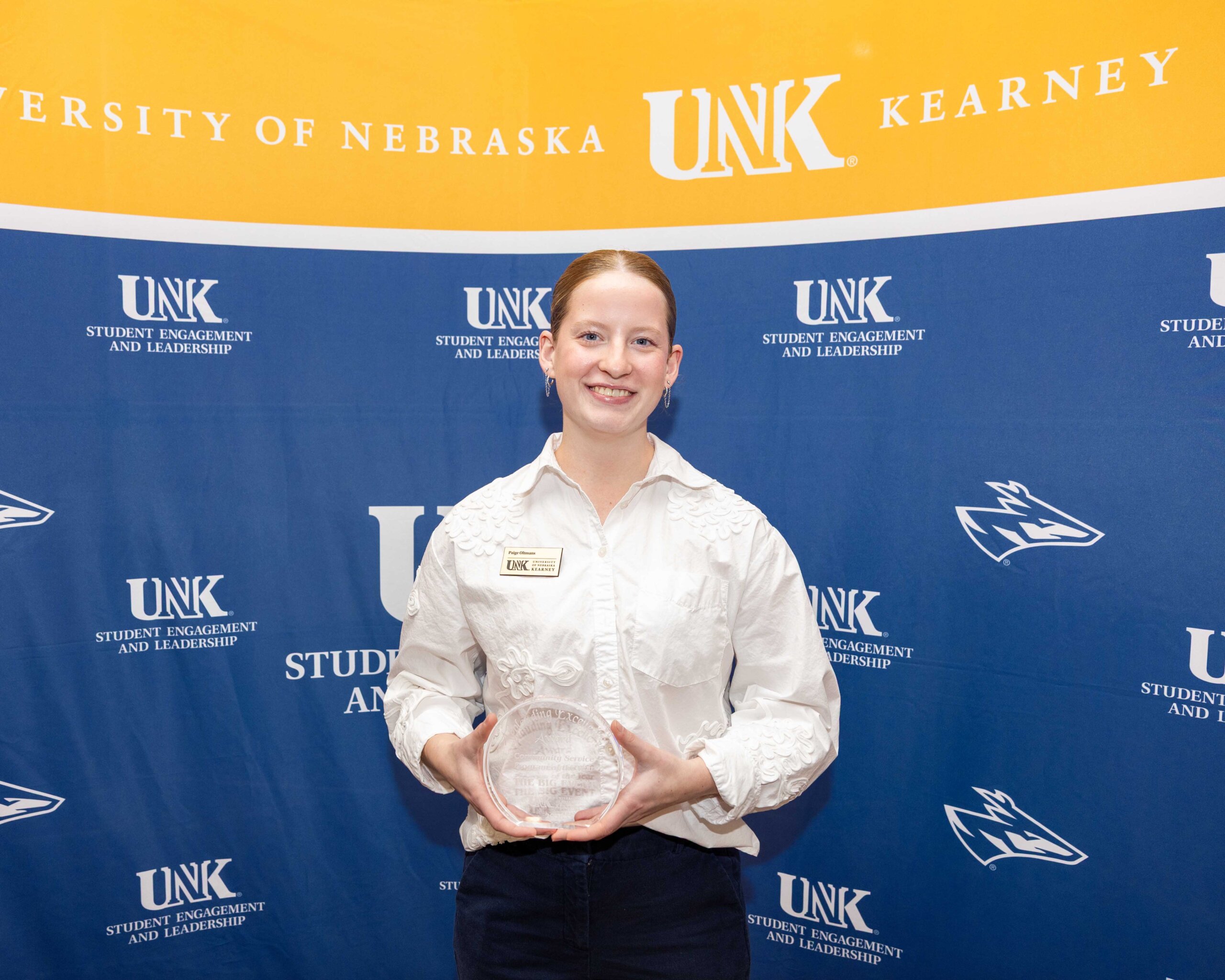 Student Body President Paige Oltmans accepts the community service award.