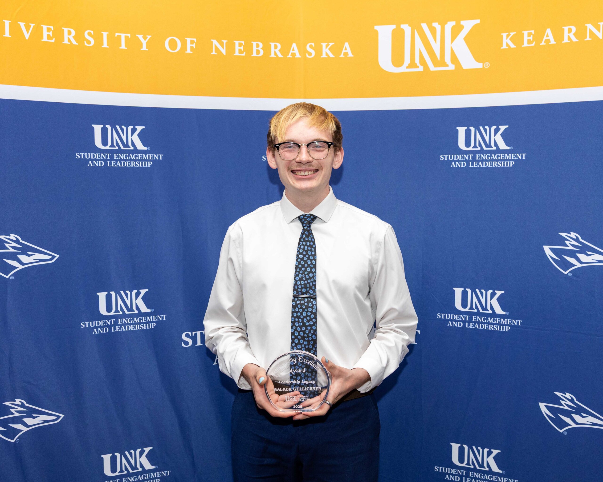 Walker Gullicksen accepts the leadership legacy award.