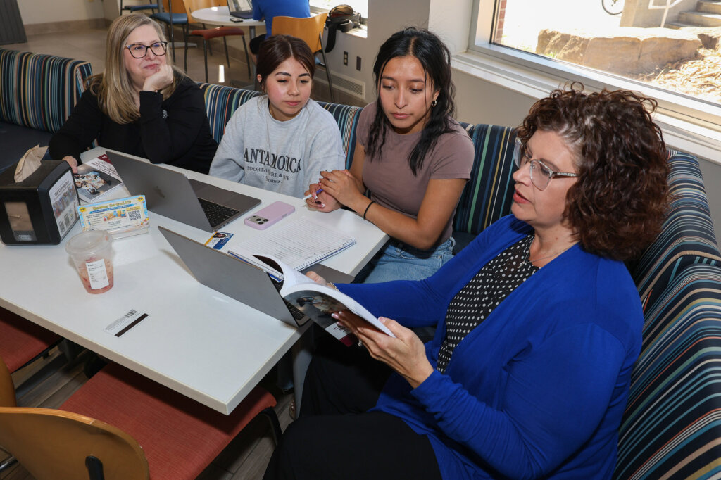 Jennifer Harvey and Julie Campbell meet with students in the Thompson Scholars program.
