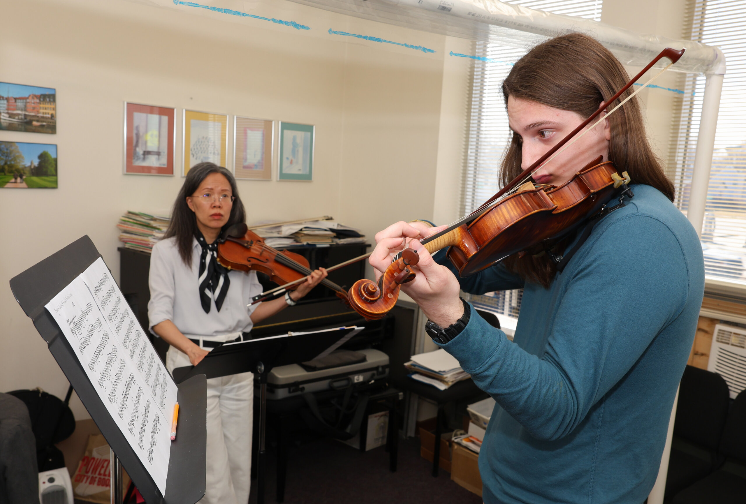 A student plays the violin.