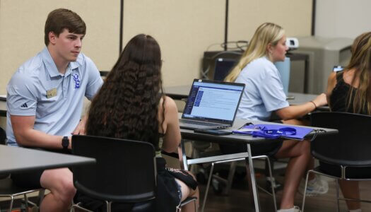 NSE leaders help new students log into their UNK accounts.