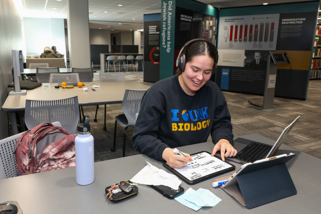 Laura Velasco studies in the UNK library.