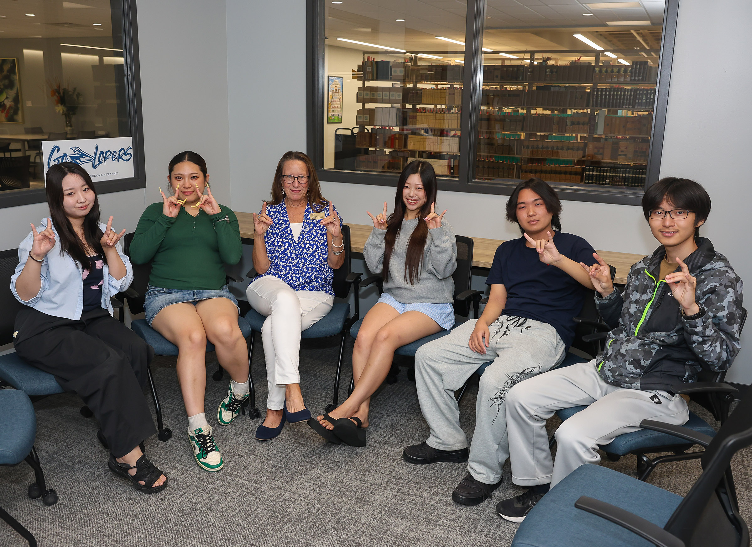 Lisa Terry throws the lopes with English Language Institute students.