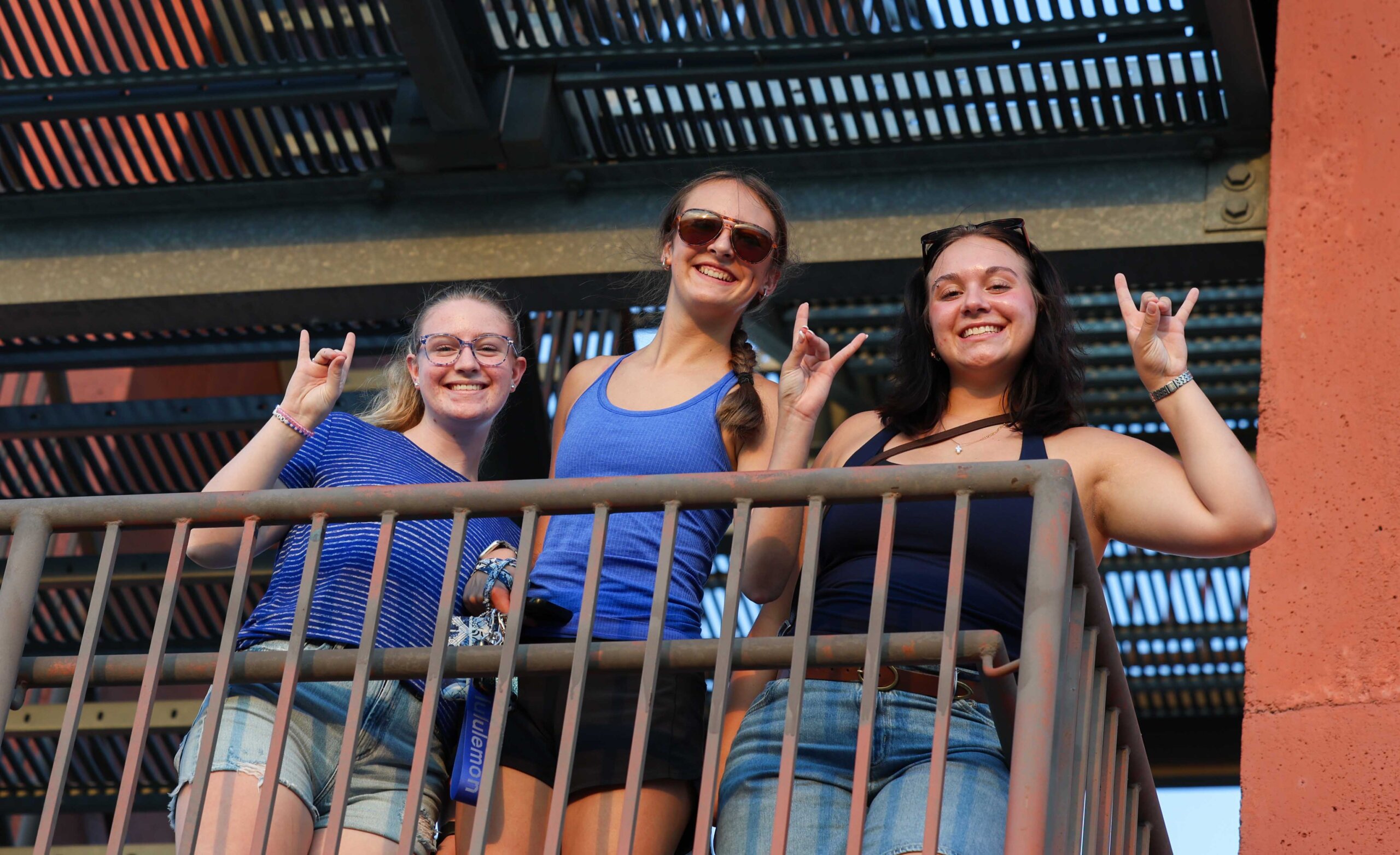 UNK students throw the lopes.