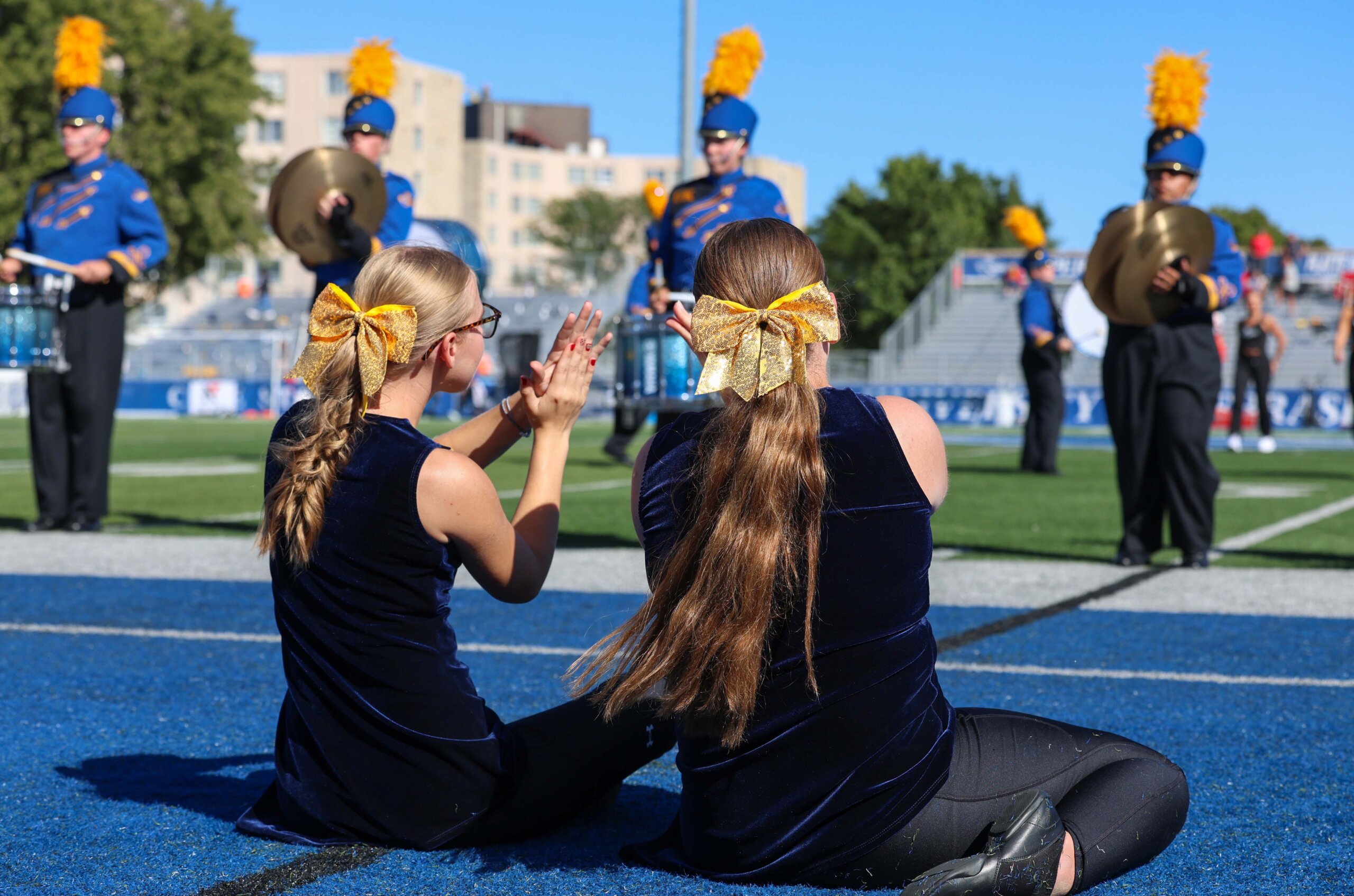 Students cheer on the band.
